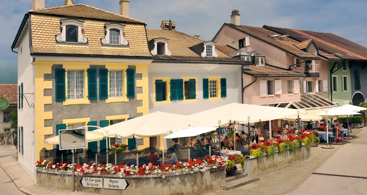 Façade Auberge Les Platanes — bâtisse patricienne 17e siècle Chéserex