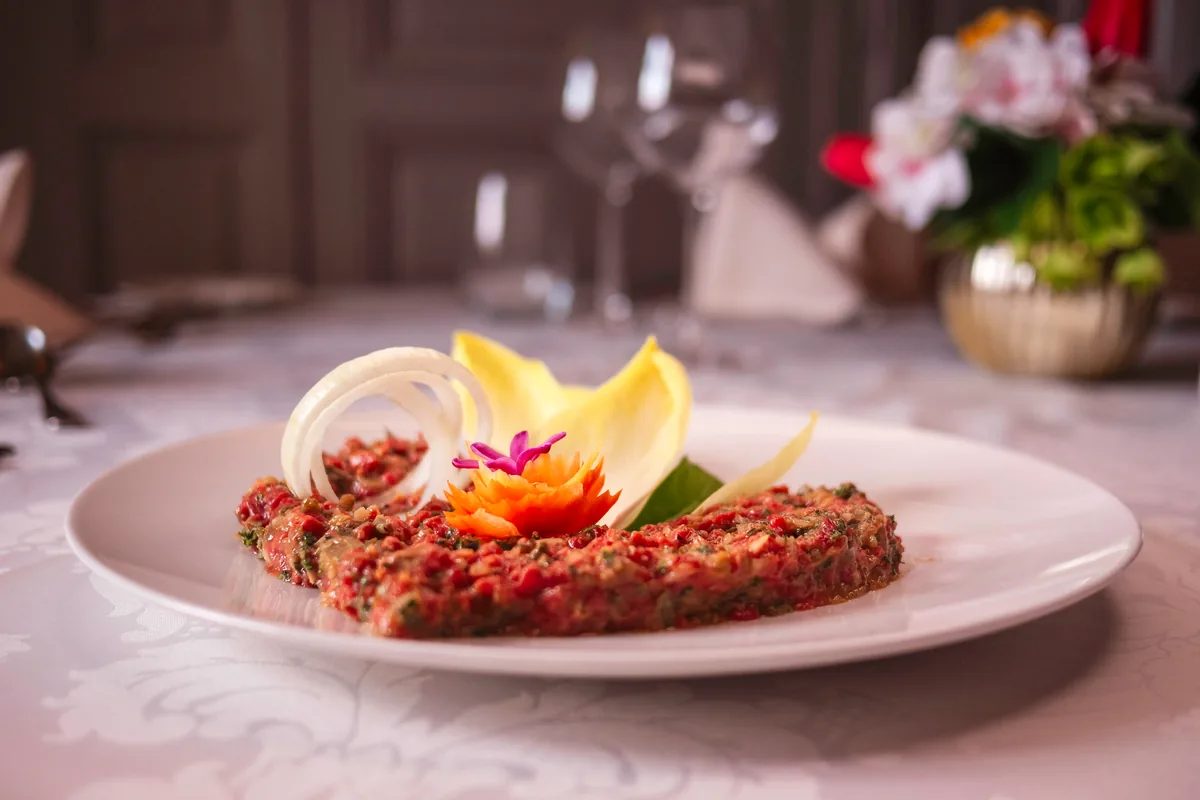 Steak tartare de bœuf affiné au couteau, spécialité de l'Auberge Les Platanes à Chéserex