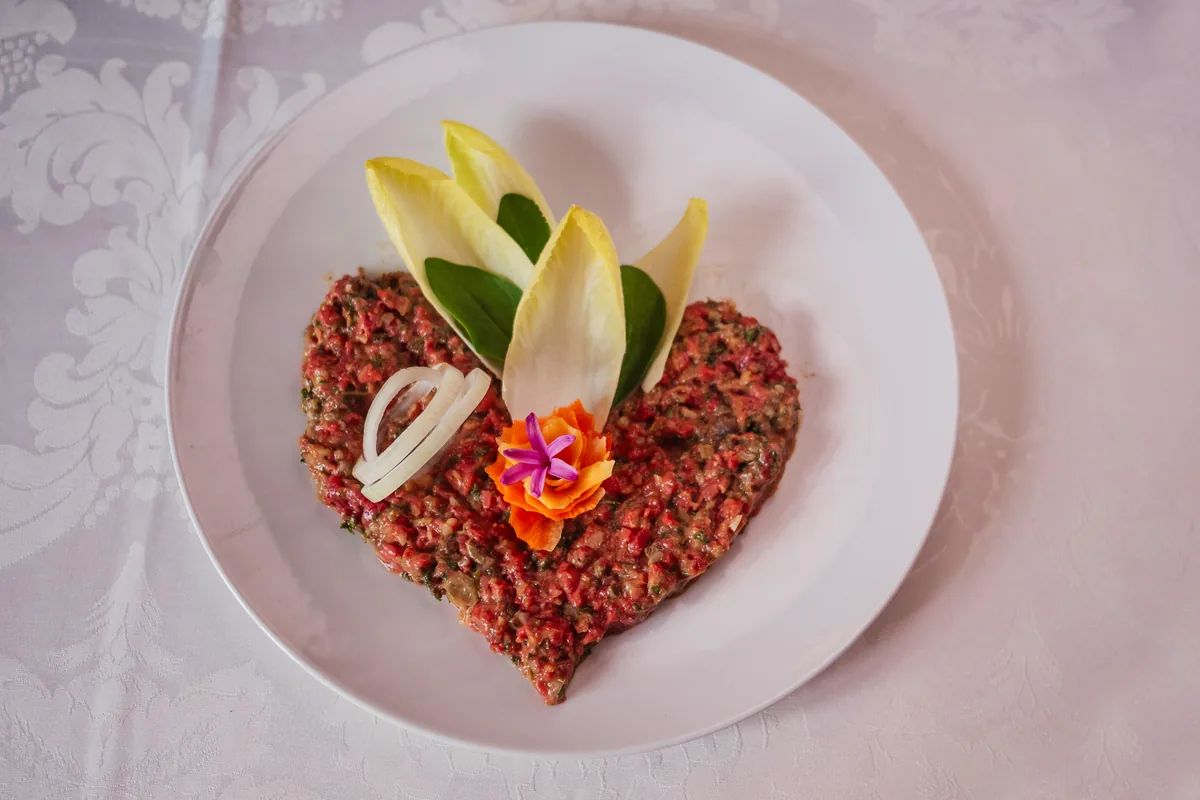 Steak tartare de bœuf affiné au couteau — Auberge Les Platanes Chéserex