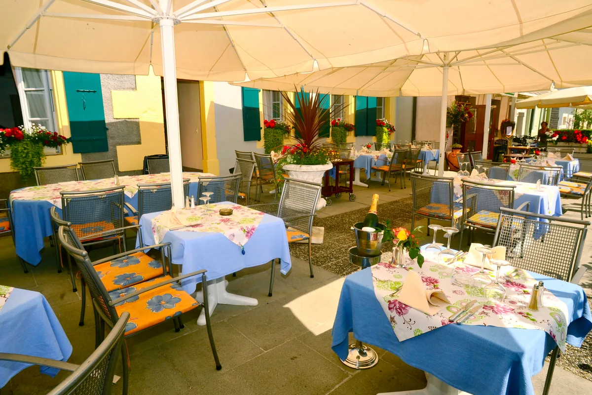 Terrasse fleurie au cœur de Chéserex, Auberge Les Platanes